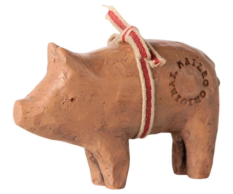 Maileg SCHWEIN ca. 9x6 cm mit Band und Geschenkbox | Sammlerstück Glücksschwein klein