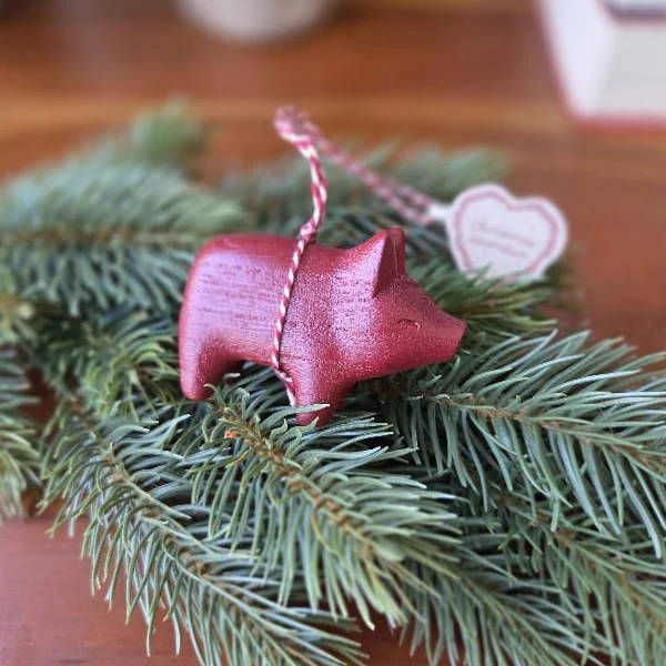 Maileg HOLZORNAMENT Schwein ca. 6,5x5 cm Anhänger rot Adventsdeko Glücksbringer