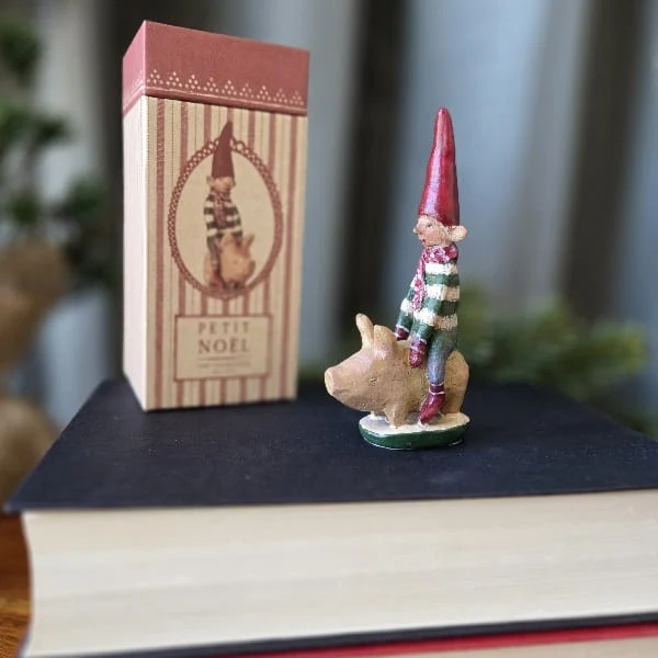 Maileg PETIT NOEL No. 27 ca. 12 cm Wichtel auf Schwein Weihnachtsdeko | Sammlerstück