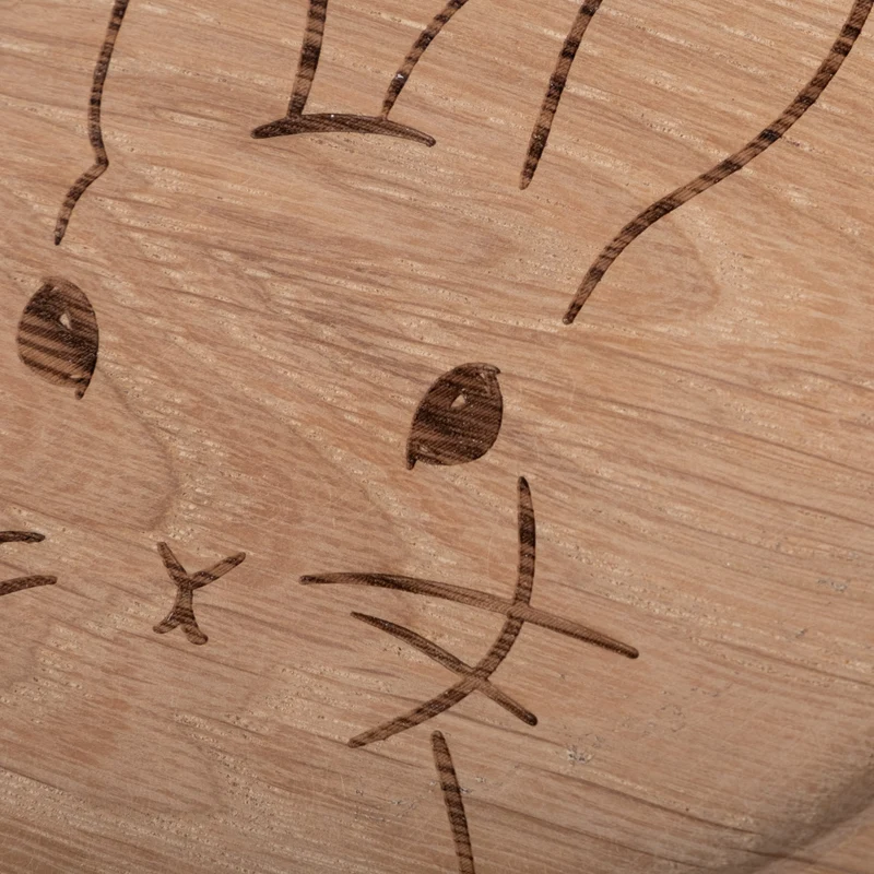 Eulenschnitt Tablett aus Eiche Hase