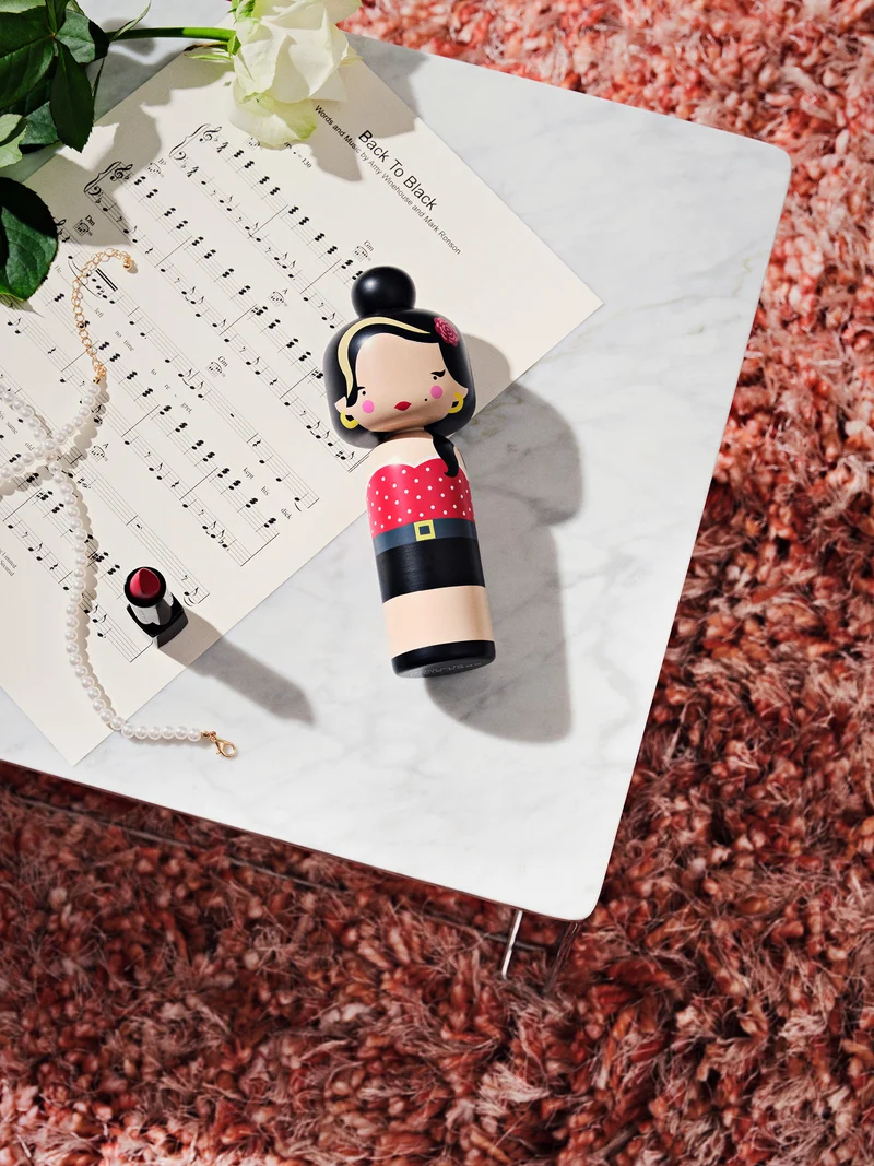 Kokeshi-Puppe AMY WINEHOUSE 18 cm