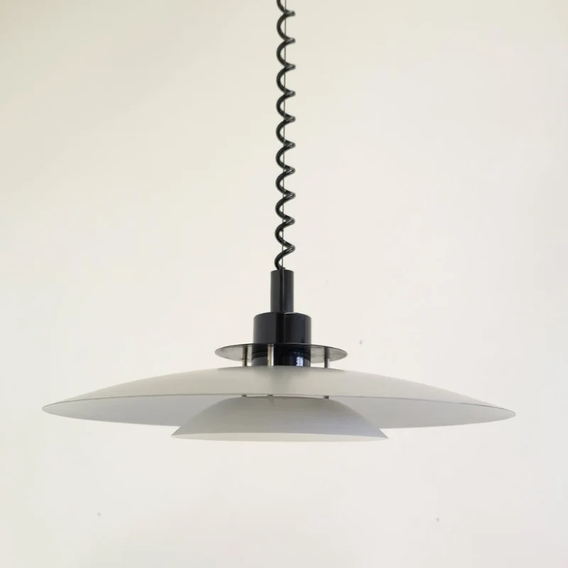 Futuristische Vintage Pendelleuchte aus Metall - Skandinavisches Design der 1980er - DesignWe.Love