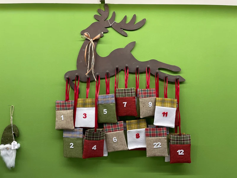 Riffelmacher Adventskalender Hirsch mit 24 Säckchen zum Befüllen 19608 | 70 x 75cm