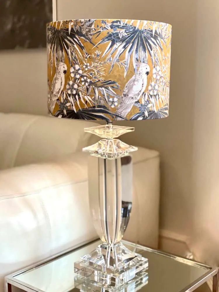 Tischlampe HORNAVAN Glas Papagei ocker 60cm