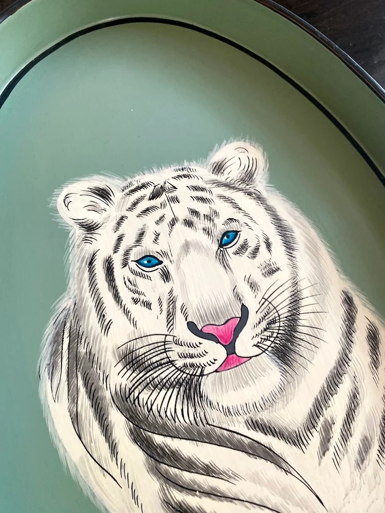 handbemaltes Tablett ‘weisser TIGER’ aus Eisen - mint 33x20 cm