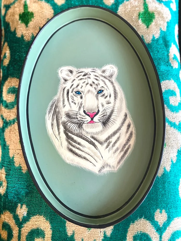 handbemaltes Tablett ‘weisser TIGER’ aus Eisen - mint 33x20 cm