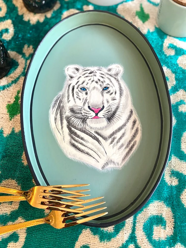 handbemaltes Tablett ‘weisser TIGER’ aus Eisen - mint 33x20 cm
