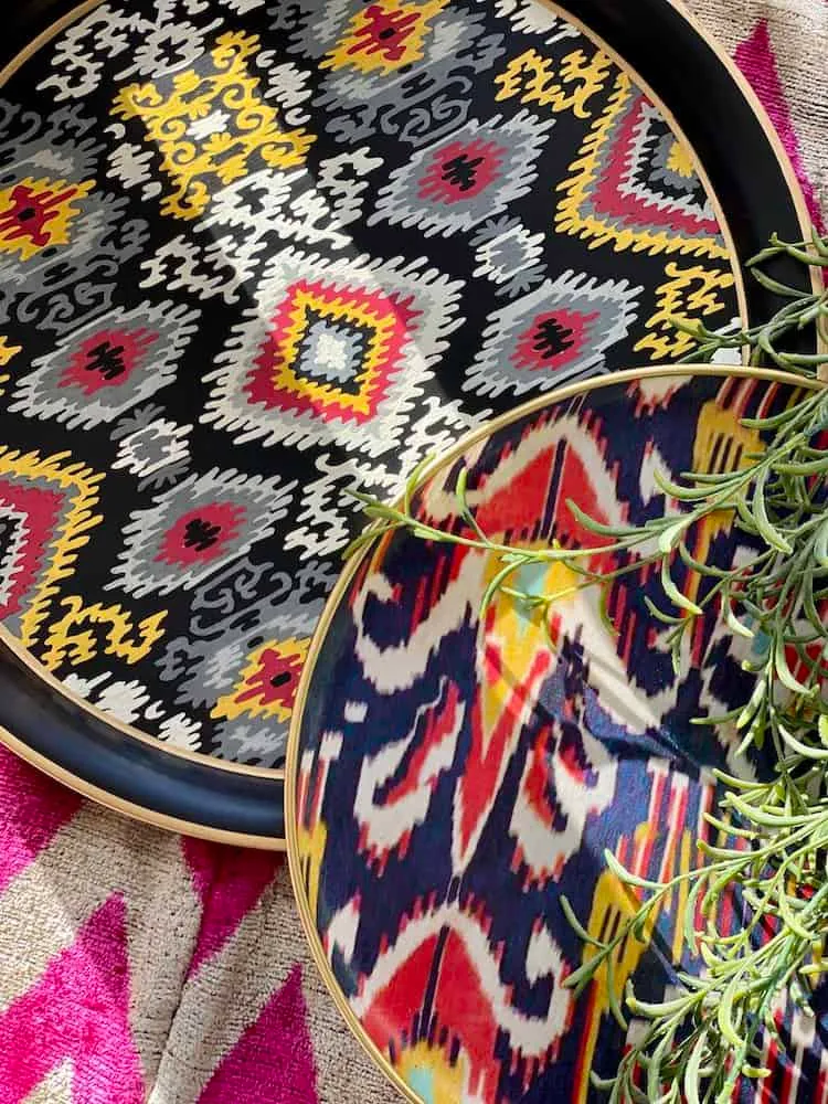 Grosses rundes Tablett ‘IKAT’ aus Eisen - schwarz-bunt Ø38 cm