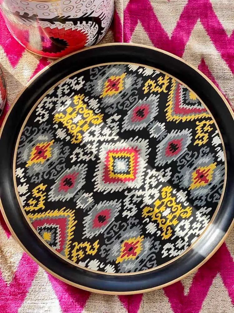 Grosses rundes Tablett ‘IKAT’ aus Eisen - schwarz-bunt Ø38 cm
