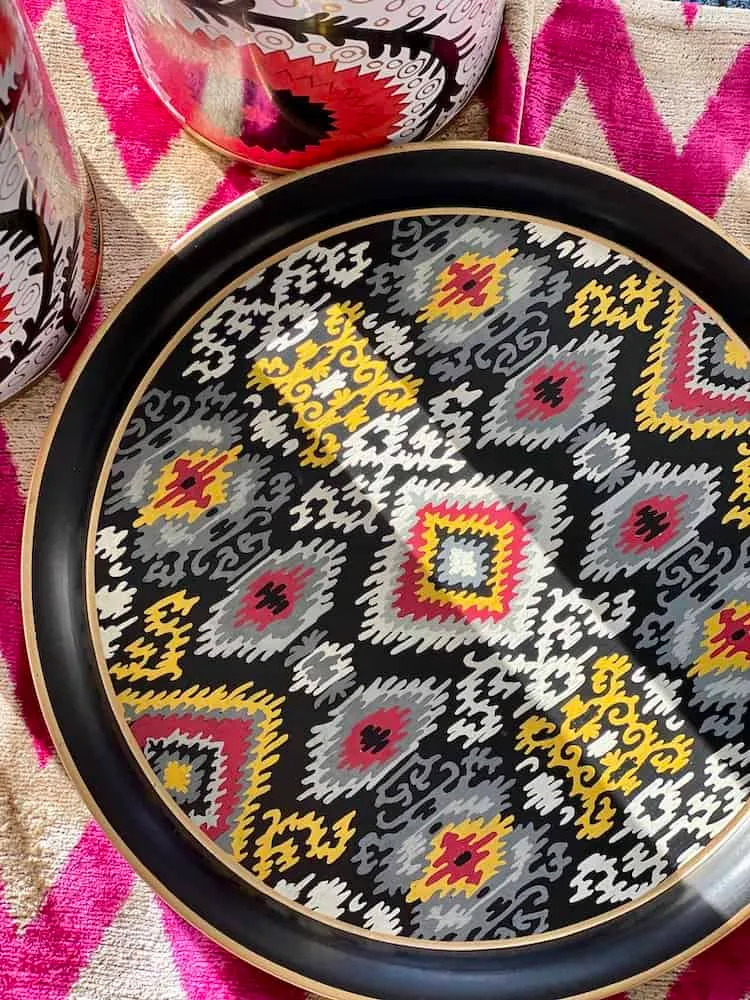 Grosses rundes Tablett ‘IKAT’ aus Eisen - schwarz-bunt Ø38 cm