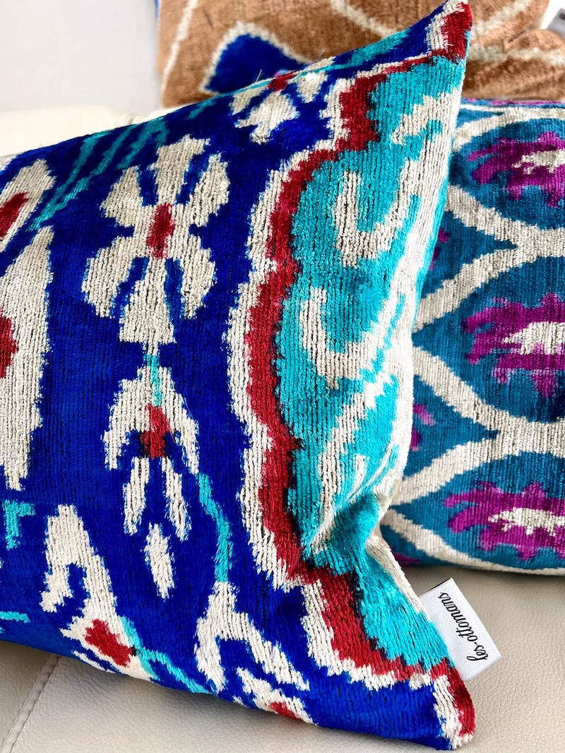 Kissen 'IKAT' aus Seidensamt - royal-blau 40x60 cm