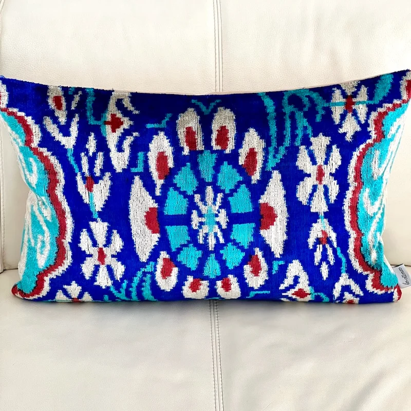 Kissen 'IKAT' aus Seidensamt - royal-blau 40x60 cm
