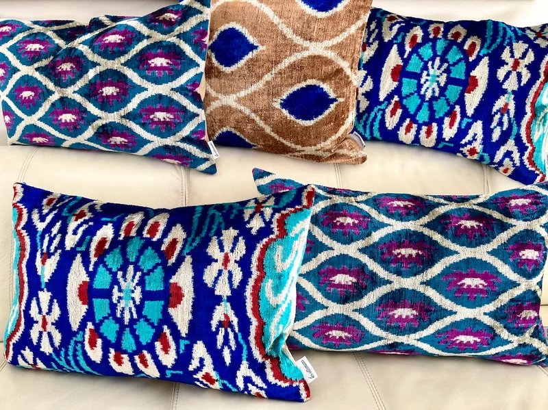 Kissen 'IKAT' aus Seidensamt - royal-blau 40x60 cm