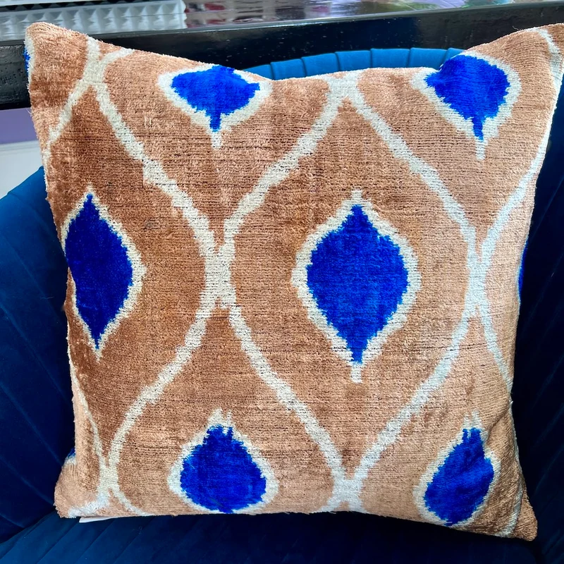 Samtkissen 'IKAT' - gold-blau 50x50 cm