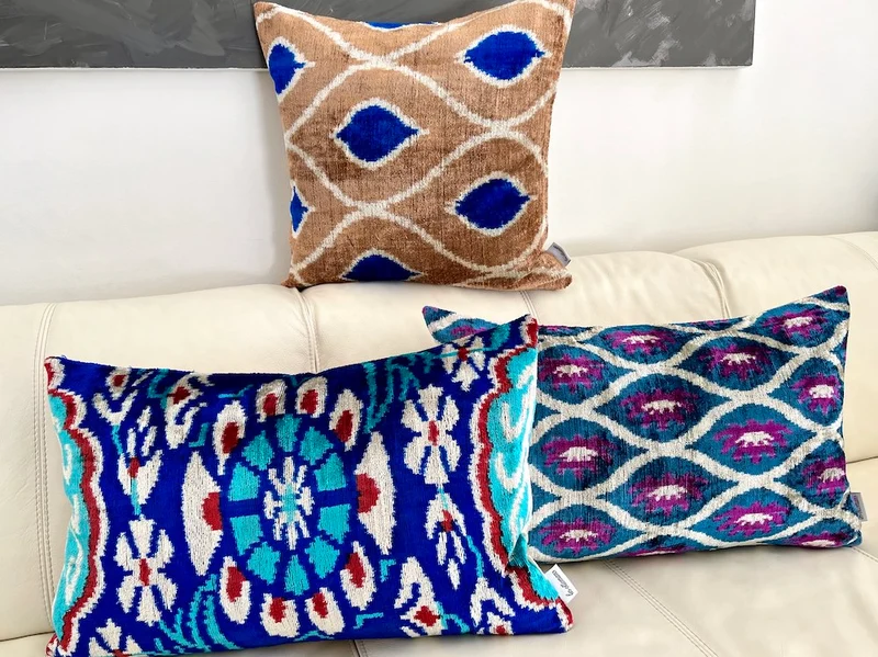 Samtkissen 'IKAT' - gold-blau 50x50 cm