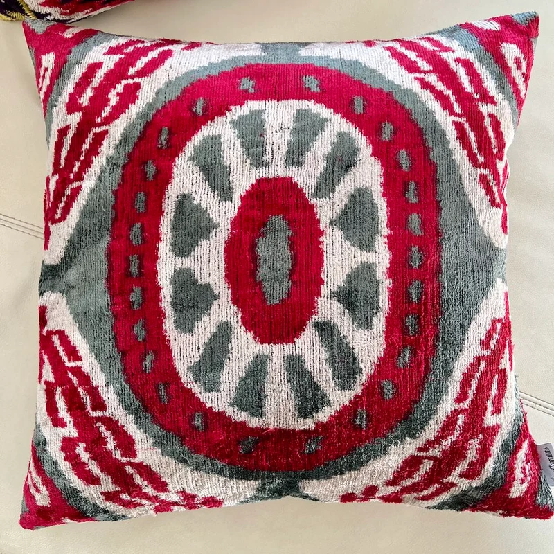 Samtkissen 'IKAT' - rot-grau 50x50 cm