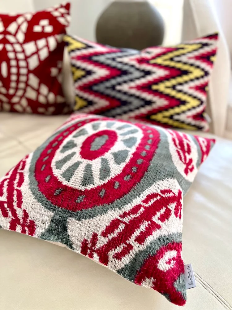 Samtkissen 'IKAT' - rot-grau 50x50 cm