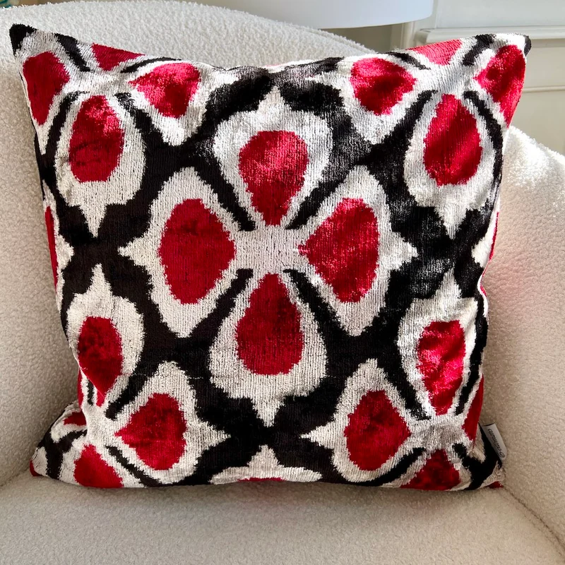 Samtkissen 'IKAT' - schwarz-rot 50x50 cm