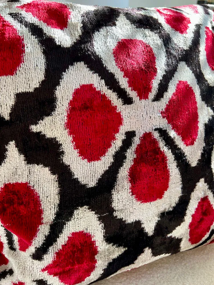 Samtkissen 'IKAT' - schwarz-rot 50x50 cm