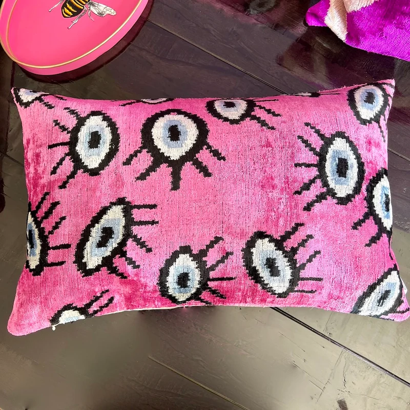 Kissen 'IKAT' aus Seidensamt - rosa Auge 40x60 cm