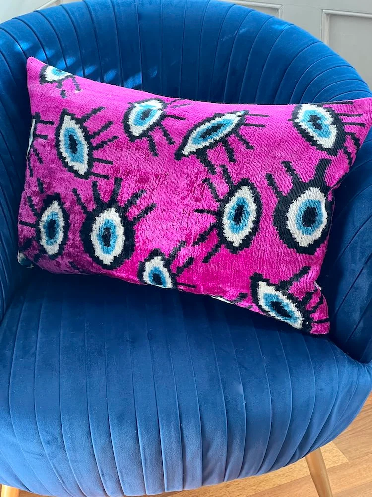 Kissen 'IKAT' aus Seidensamt - rosa Auge 40x60 cm