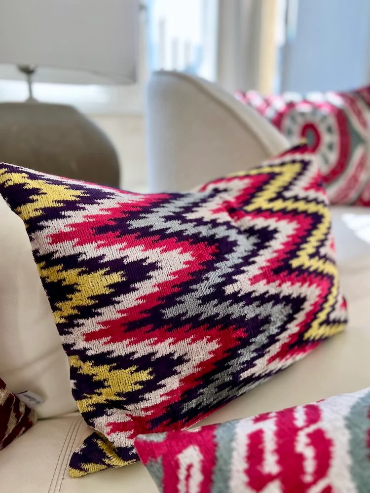 Kissen 'IKAT' aus Seidensamt - multicolor 40x60 cm