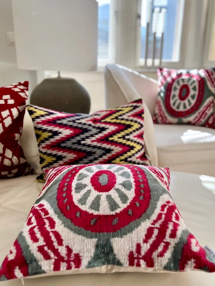 Kissen 'IKAT' aus Seidensamt - multicolor 40x60 cm