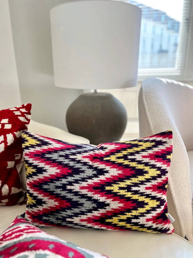 Kissen 'IKAT' aus Seidensamt - multicolor 40x60 cm