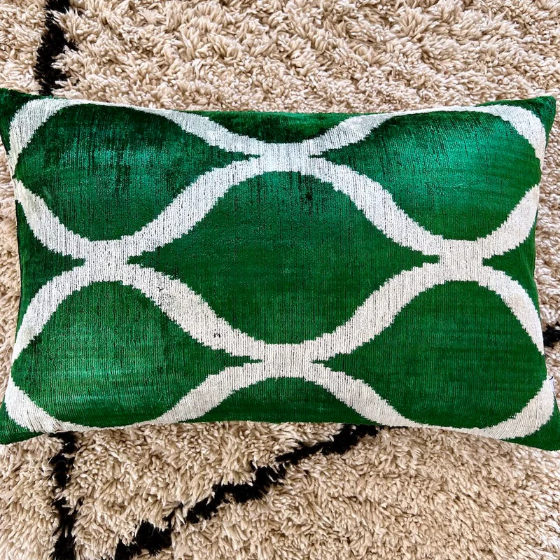 Kissen 'IKAT' aus Seidensamt - grün-weiss 40x60 cm