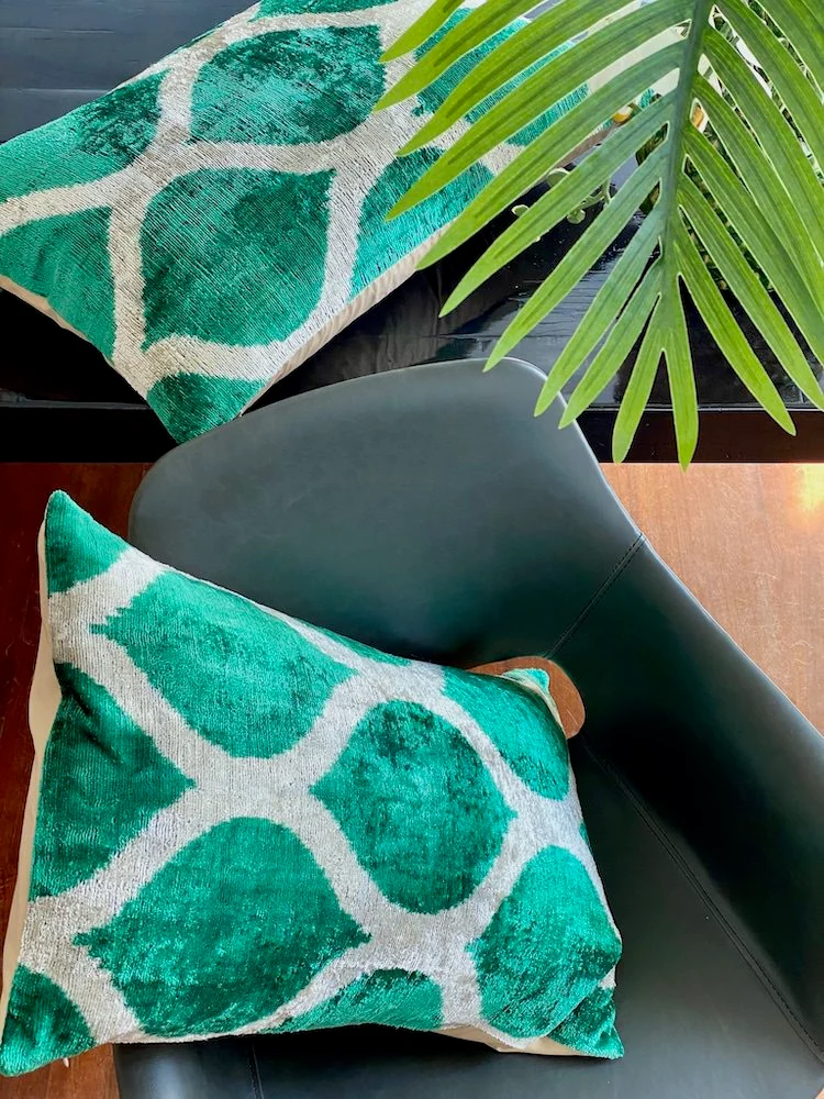 Kissen 'IKAT' aus Seidensamt - grün-weiss 40x60 cm