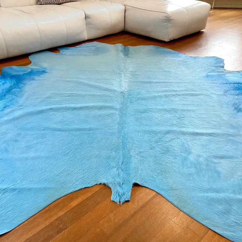 Kuhfell Teppich in Himmel Blau