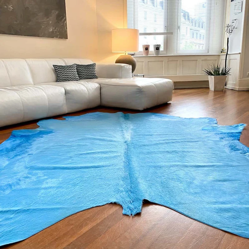 Kuhfell Teppich in Himmel Blau
