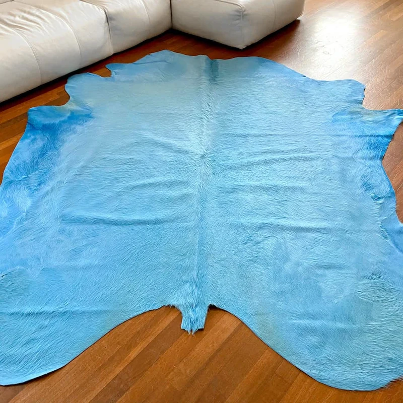 Kuhfell Teppich in Himmel Blau