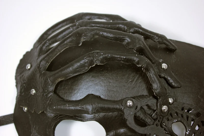 Steampunk Totenkopf Halbmaske mit Schlüssel - Schwarz
