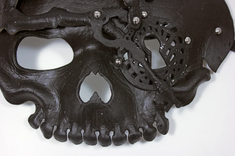 Steampunk Totenkopf Halbmaske mit Schlüssel - Schwarz