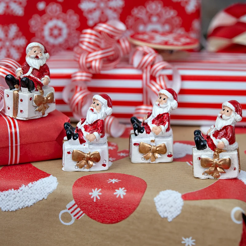 Weihnachtsmann Figuren 4er Set – Poly, 3,5 cm sitzend auf Päckchen