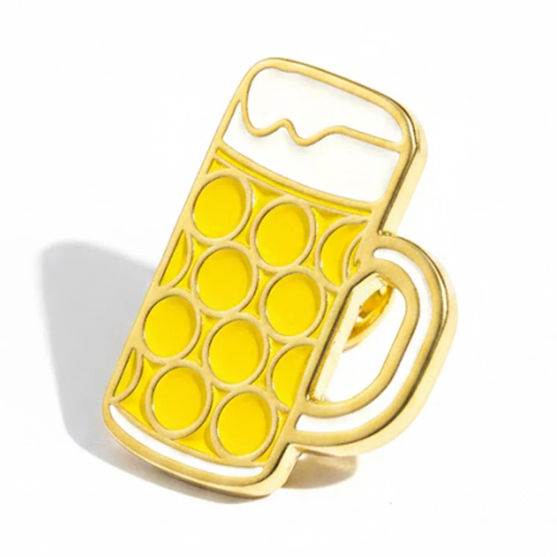 Maßkrug Pin gelb – Bierkrug Trachten-Anstecker