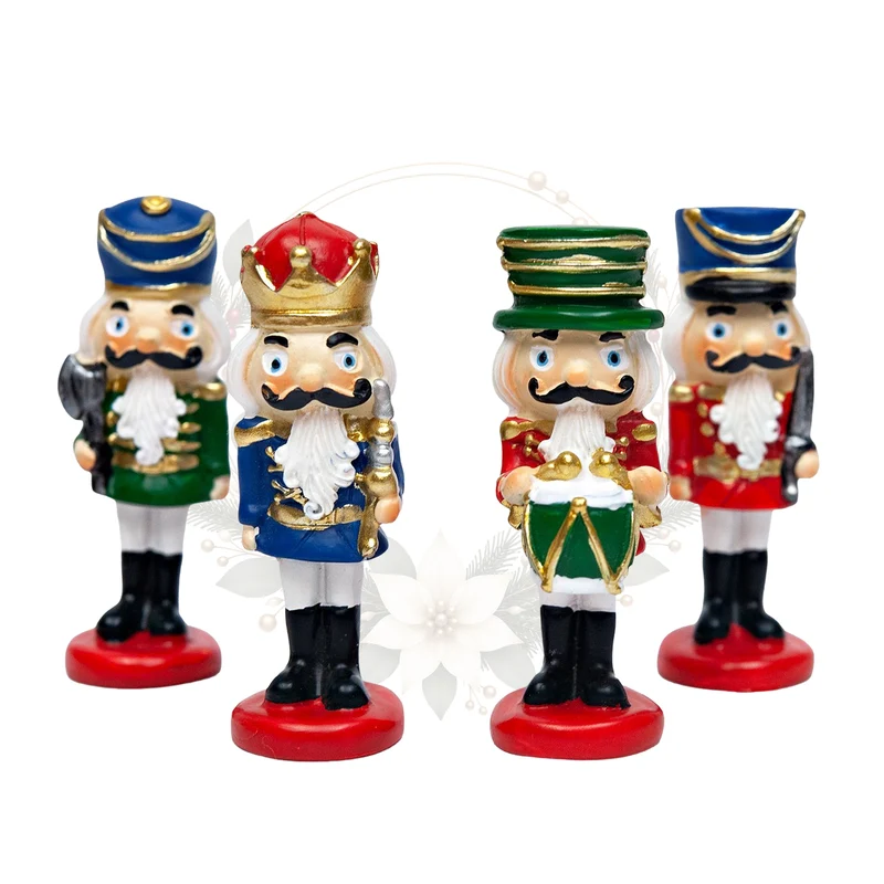 Nussknacker Figuren 4er Set – Poly, 6,5 cm auf rotem Sockel