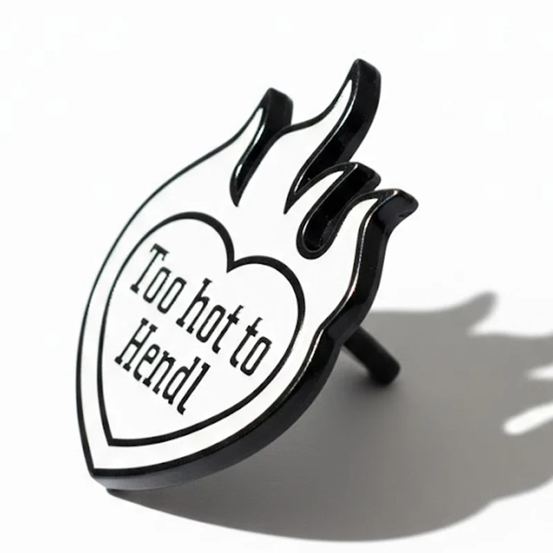 Pin "Too hot to Hendl" - schwarz-weiß