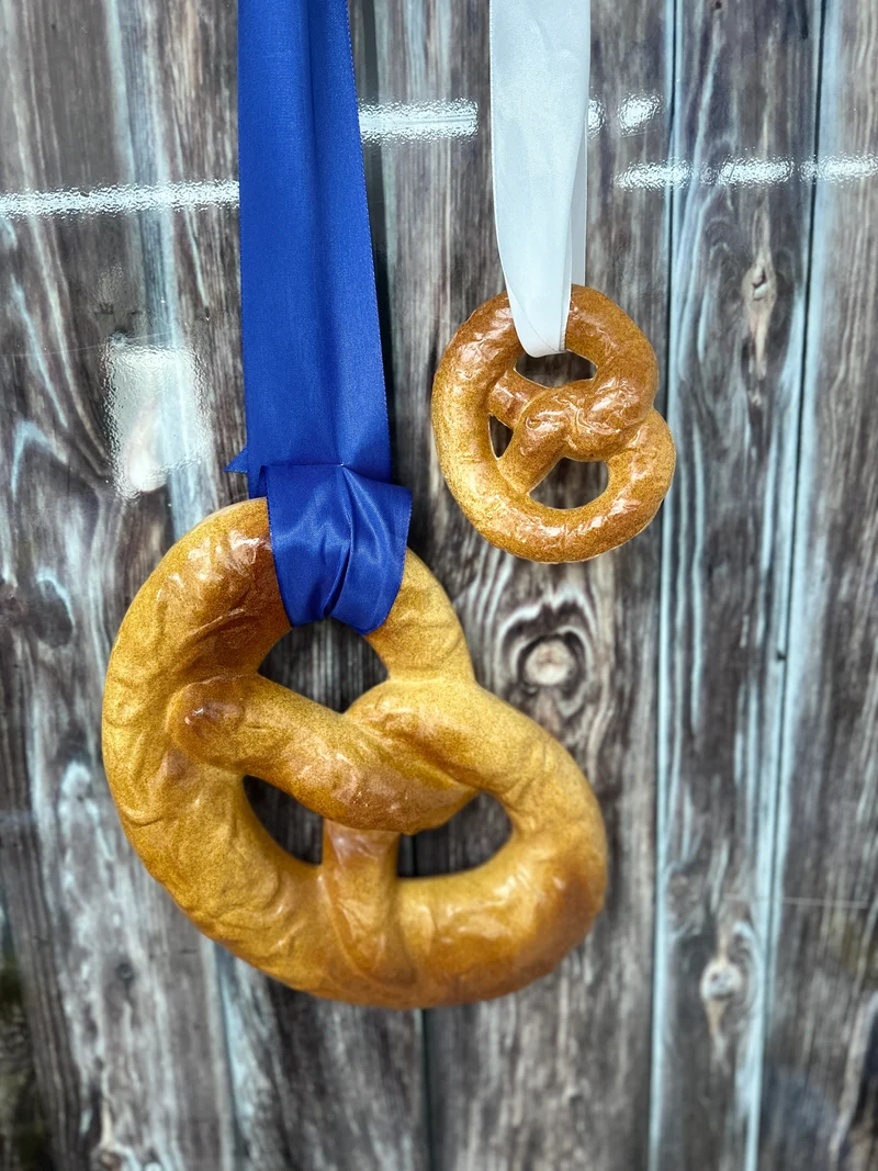 Brezel aus Kunststoff groß