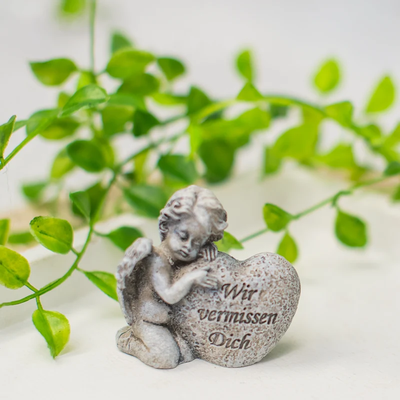 Grabengel mit Herz Wir vermissen Dich Polyresin Grau ca. 6 cm Grabdeko
