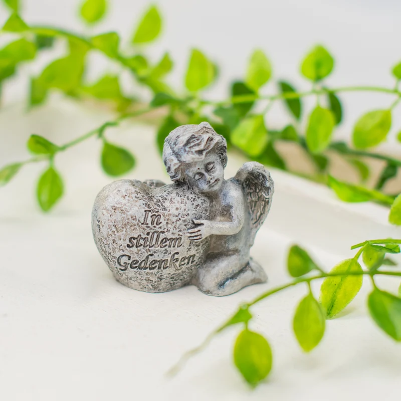 Grabengel mit Herz In stillem Gedenken Polyresin Grau ca. 6 cm Grabdeko