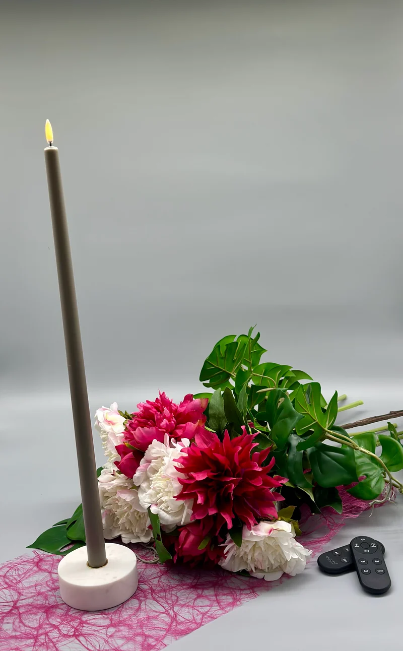 Klassische hohe LED-Stabkerze glatt (2,3 x 75 cm)