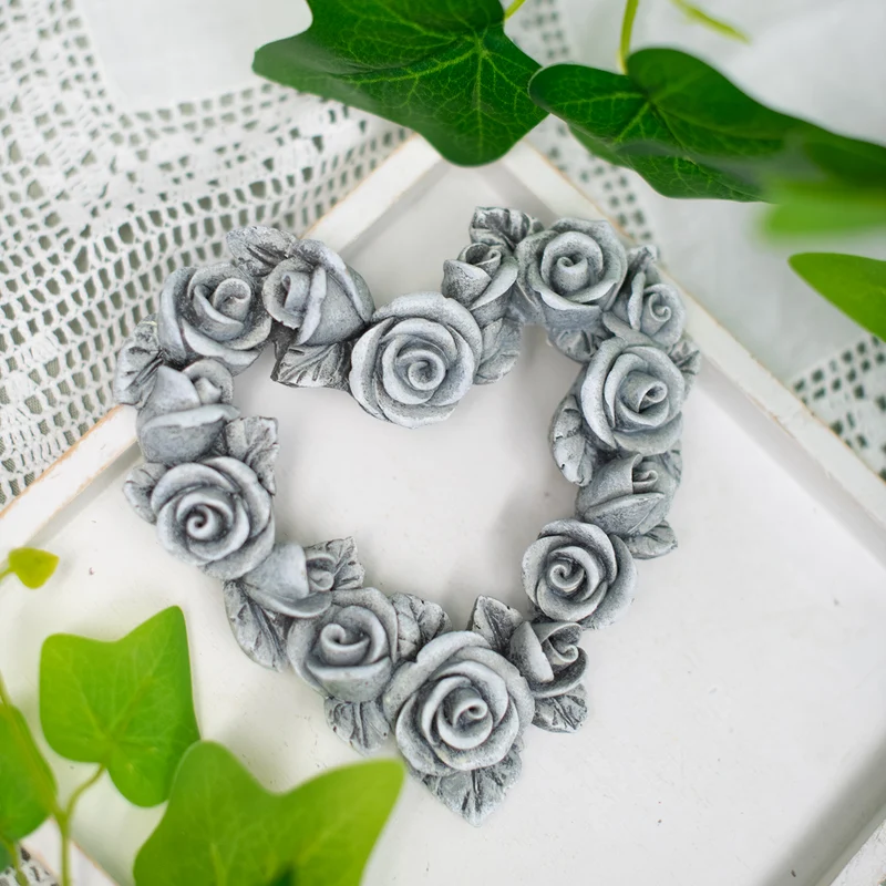 Deko-Herz aus Polyresin mit Rosen in Grau-Antik