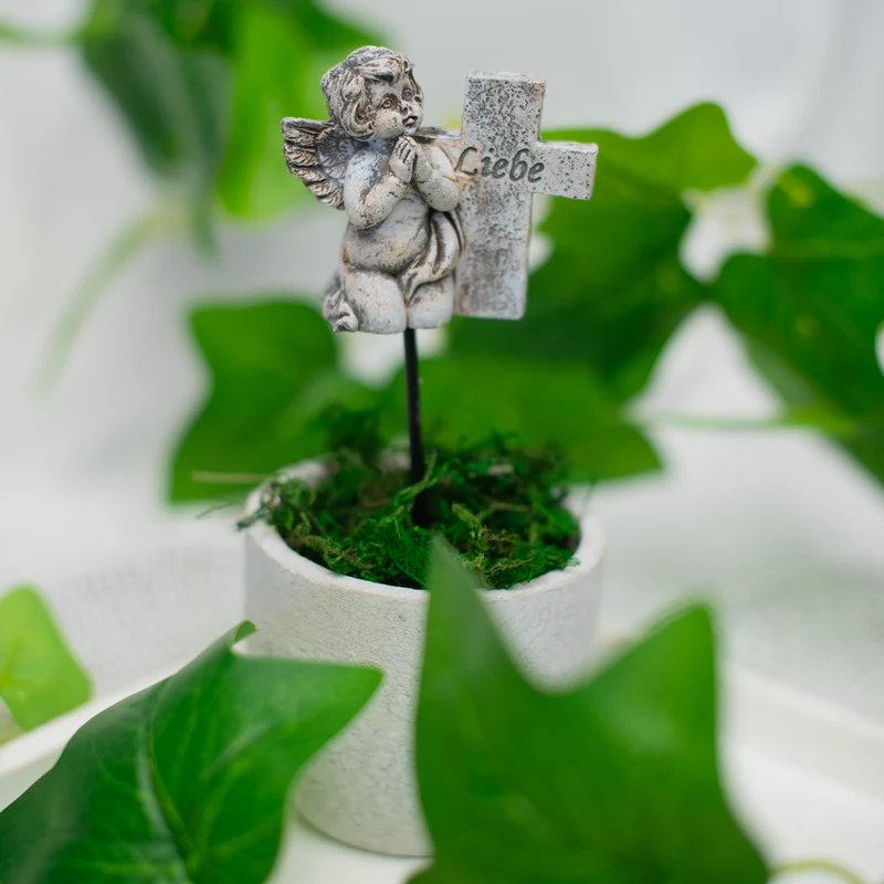 Trauer-Stecker Engel mit Kreuz aus Polyresin 2er-Set in Grau-Antik