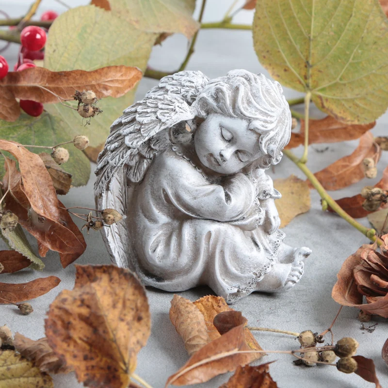 Engel Figur sitzend Grau H 11,5 cm –Trauerengel für Grabdeko aus Polyresin