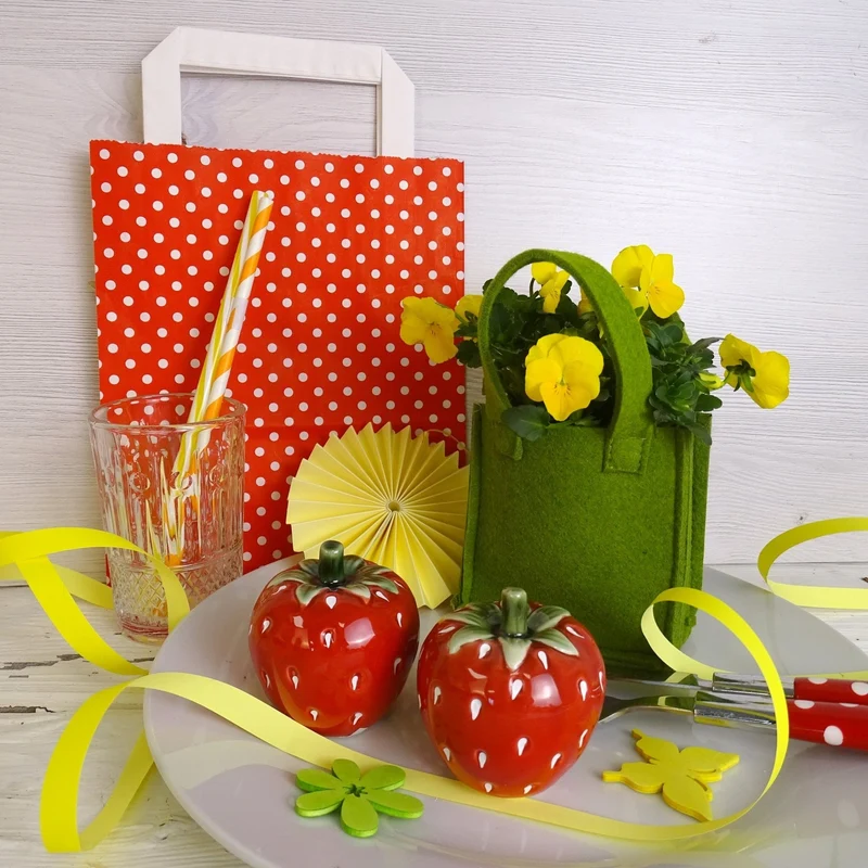 Deko-Erdbeeren 2er-Set aus Porzellan 5,5 x 6 cm – glänzend rote Sommerdeko und fruchtige Tischdeko für die Küche