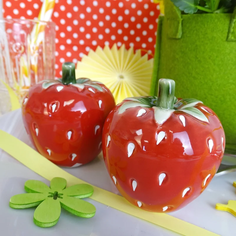 Deko-Erdbeeren 2er-Set aus Porzellan 5,5 x 6 cm – glänzend rote Sommerdeko und fruchtige Tischdeko für die Küche