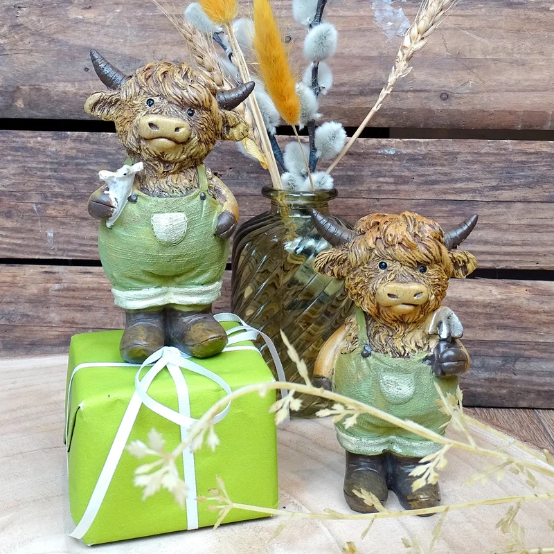 Logbuch-Verlag Deko Highland Rind 2er Set mit Latzhose 10 cm – Bauernhof-Figuren aus Polyresin – Landhaus Deko – Frühling