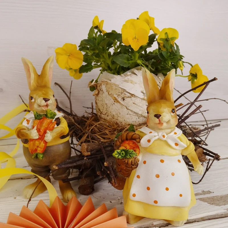 Logbuch-Verlag 2er Set Osterhasen sitzend mit Karotten – Dekofiguren 13 cm aus Polyresin – Frühlingsdeko in Braun Orange Weiß – Osterdeko zum Hinstellen